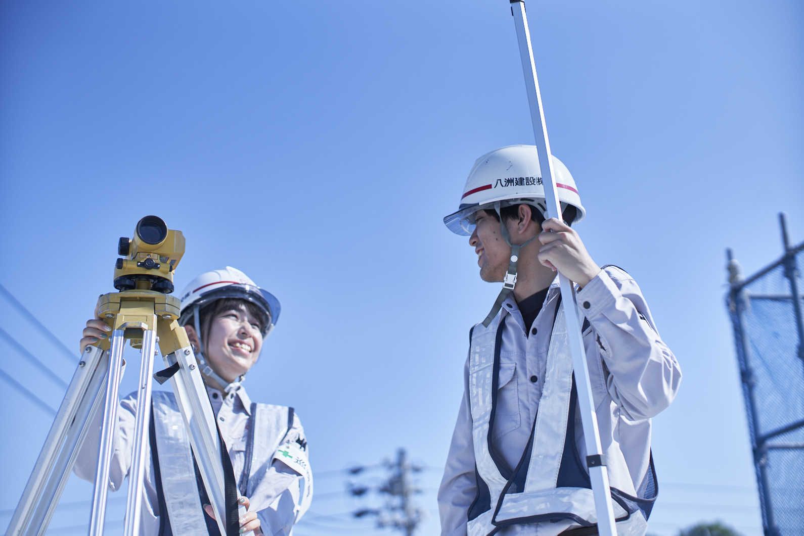 現場では先輩・後輩の垣根なく声をかけ合いながら作業を進めています。明るい雰囲気の中で、一つひとつの仕事を丁寧に学べます。