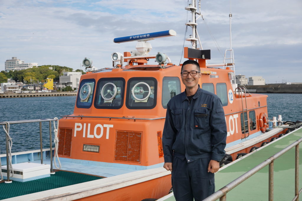 日本の輸出入を支える“影の仕事人”「パイロットボート」に密着